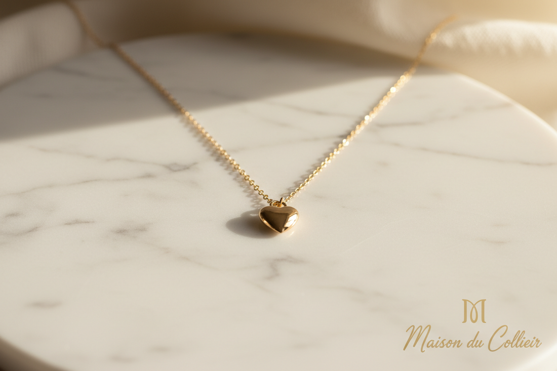 Collier perle, collier mariage, collier vintage ou collier bleu : notre guide 2026 pour choisir le bijou parfait selon votre style, votre morphologie et votre budget. 