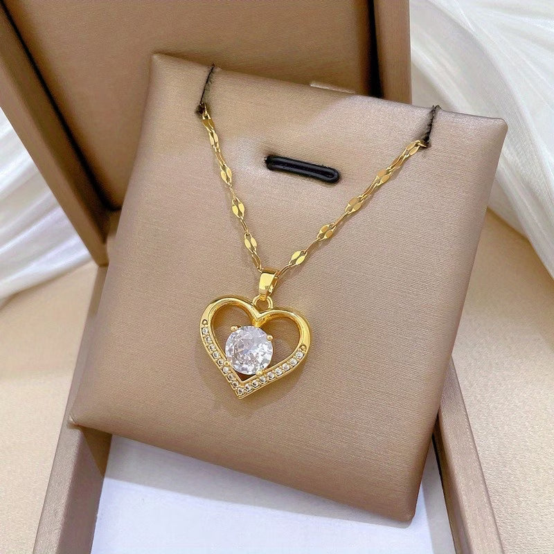 Collier cœur femme doré porté — vue portée bijou acier inoxydable Maison du Collier