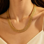 Collier torsade dorée porté au cou - bijou femme tendance maille tissée