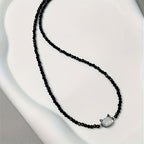 Collier obsidienne noire porté par une femme, aspect pierre naturelle – Maison du Collier