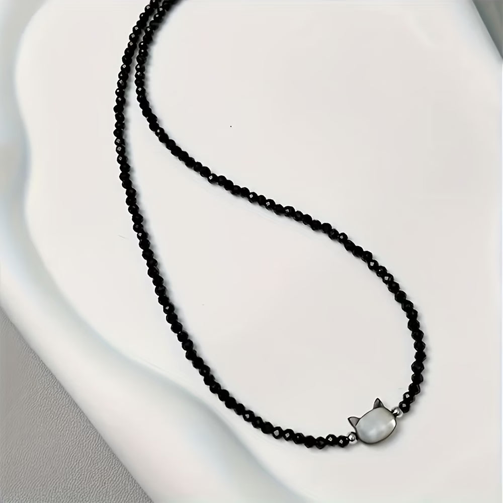 Collier obsidienne noire porté par une femme, aspect pierre naturelle – Maison du Collier