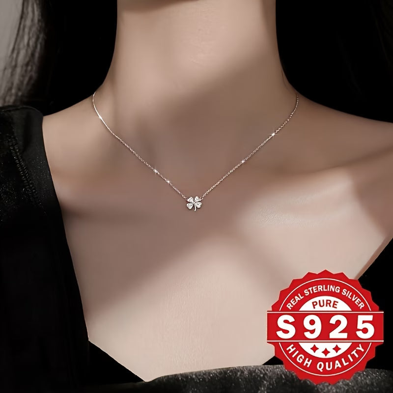 Collier trèfle nacre, détail du pendentif trèfle à quatre feuilles serti d'argent S925