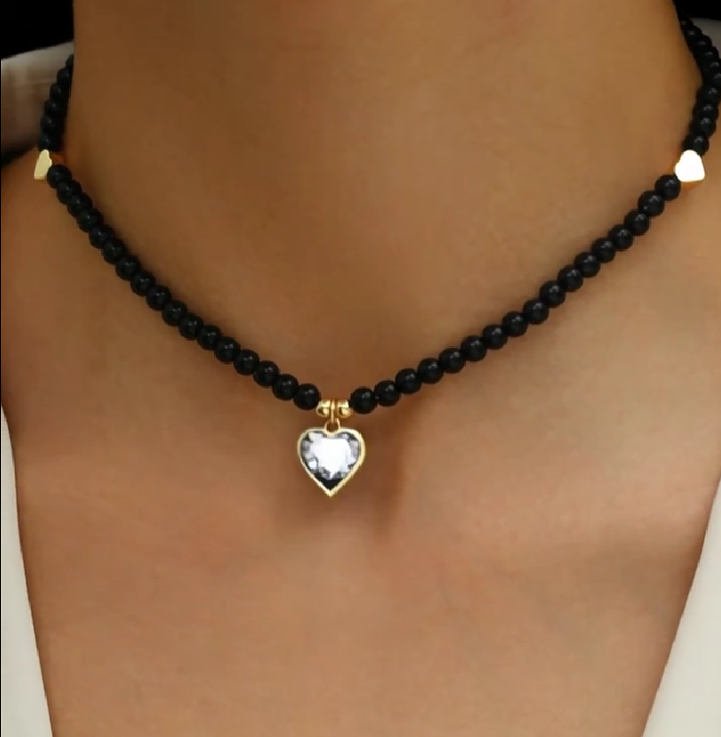 Collier de perles noires avec cœurs dorés — dimensions 40 cm + 5 cm réglable