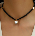 Collier de perles noires avec cœurs dorés — dimensions 40 cm + 5 cm réglable