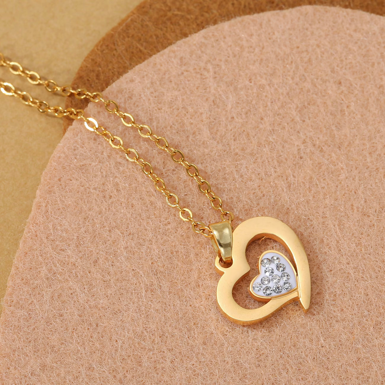 collier cœur femme sur fon beige or 