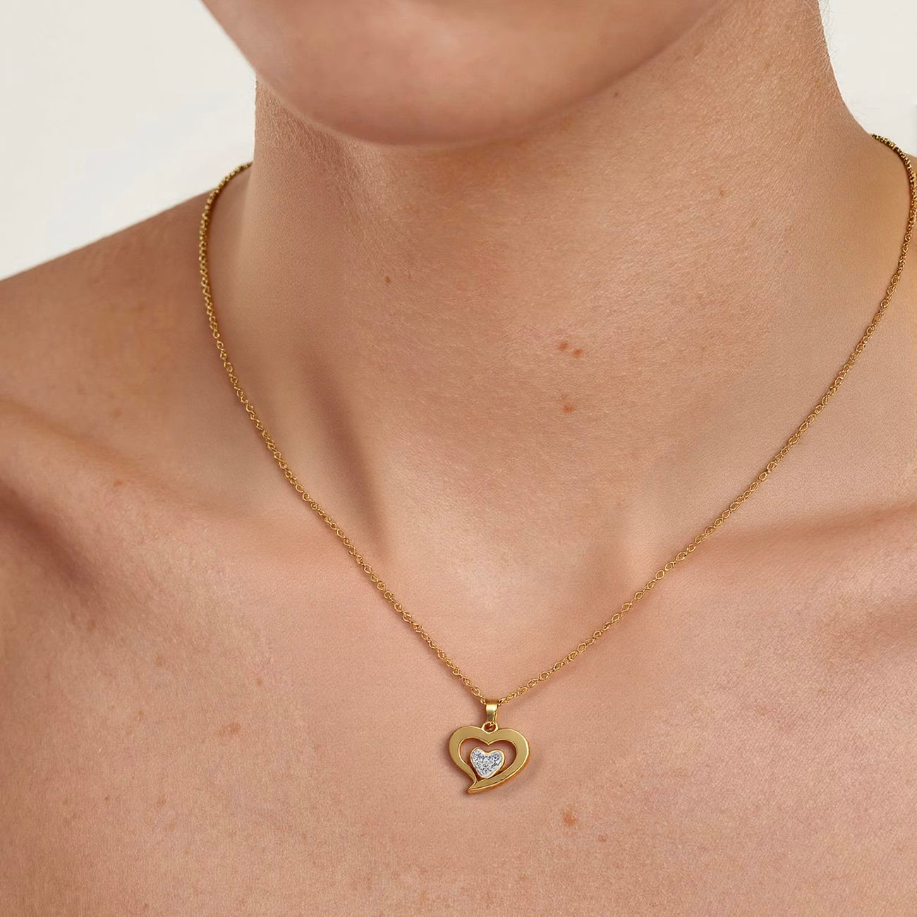 Collier Cœur de Diamant porter sur un coup

