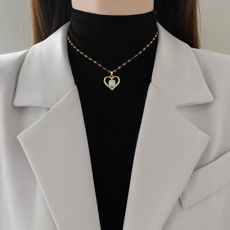 Collier cœur femme porté — idée cadeau bijou doré Maison du Collier