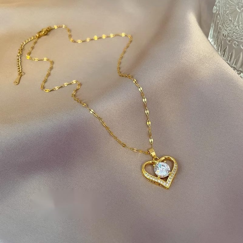 Collier cœur femme acier inoxydable doré — vue produit fond clair Maison du Collier