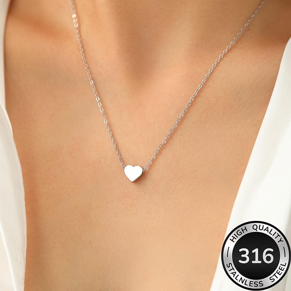 Collier petit cœur argenté femme vue de face — bijou acier inoxydable Maison du Collier