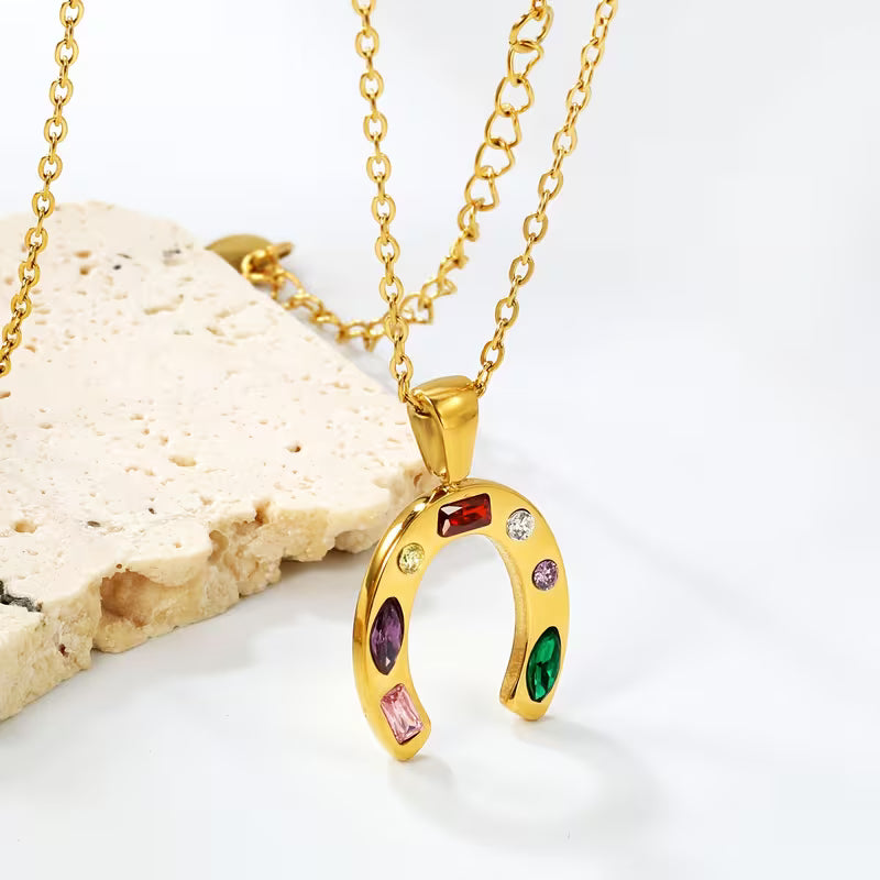 Collier fer à cheval or, pendentif zircons multicolores Maison du Collier