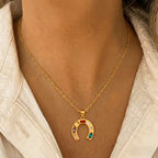 Collier fer à cheval femme doré, détail du pendentif et chaîne