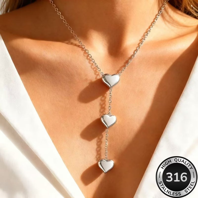 Détail collier trois cœurs argenté hypoallergénique acier inoxydable 316L