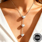 Détail collier trois cœurs argenté hypoallergénique acier inoxydable 316L