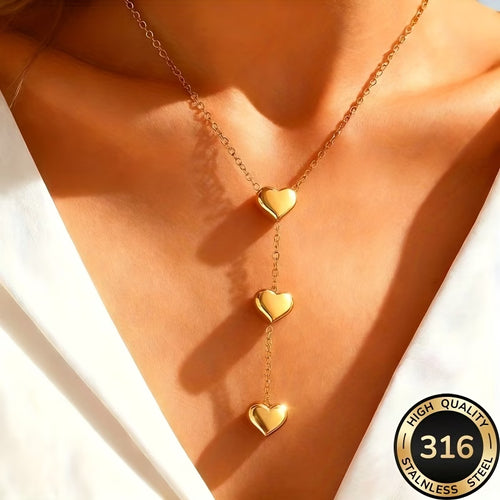 Détail collier trois cœurs doré hypoallergénique acier inoxydable 316L