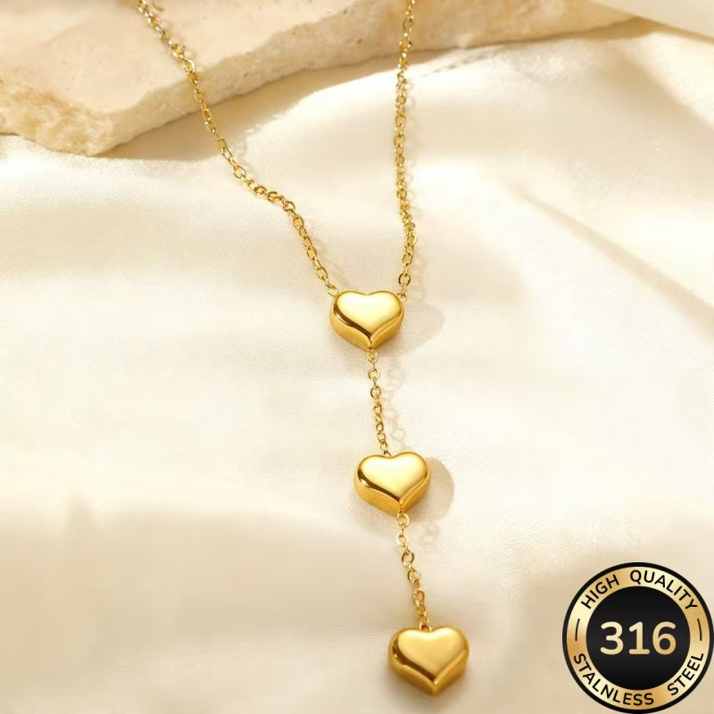 Collier trois cœurs en cascade plaqué or porté - Maison du Collier