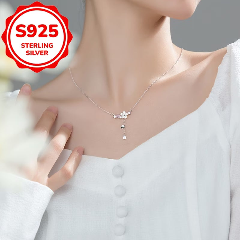 Collier fleur tahiti, détail du pendentif fleur orné de zircons et pompon