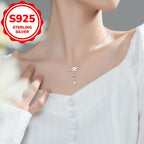 Collier fleur tahiti, détail du pendentif fleur orné de zircons et pompon