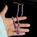 Collier améthyste violet à pendentif cœur porté par une femme – Maison du Collier
