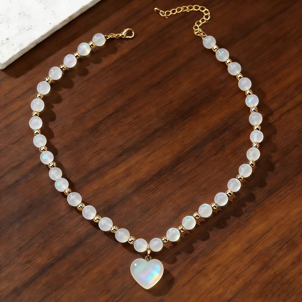 Collier opale cœur blanc nacré pour femme aux reflets irisés – Maison du Collier