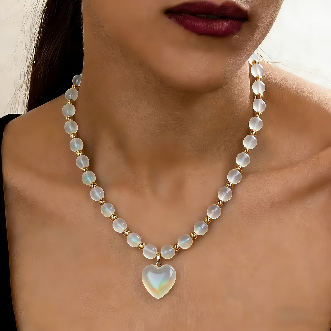 Pendentif cœur opale blanc irisé avec perles dorées – bijou femme élégant