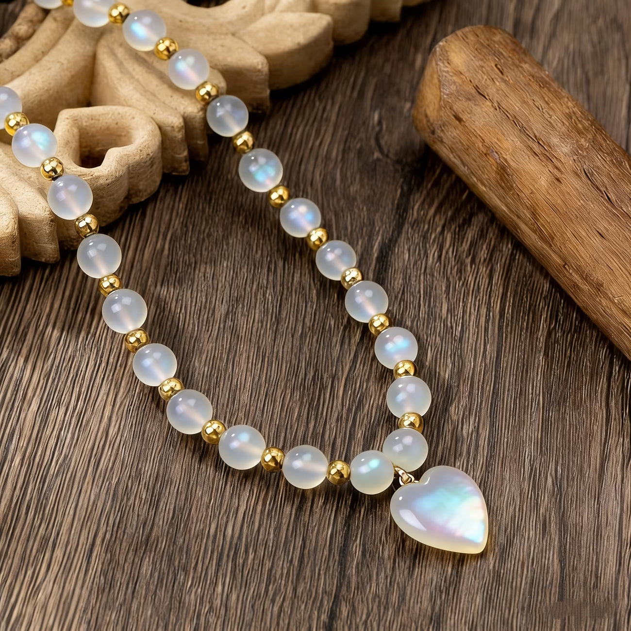 Collier opale blanc nacré à pendentif cœur porté par une femme – Maison du Collier