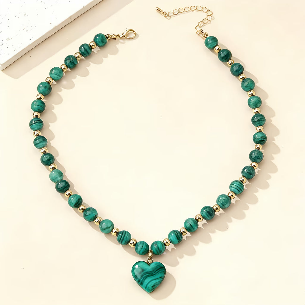 Collier malachite vert à pendentif cœur porté par une femme – Maison du Collier
