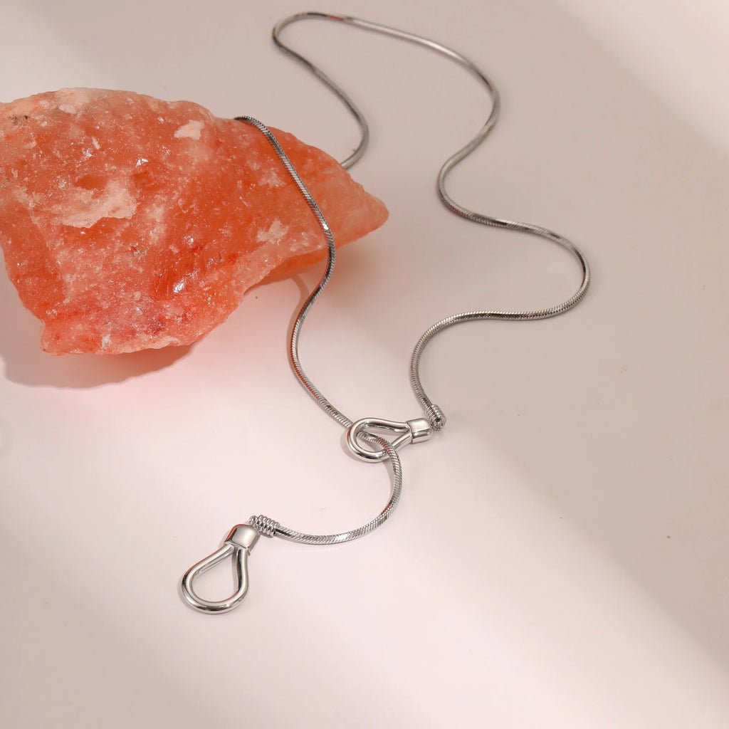Collier onde dorée chaîne en Y porté décolleté femme — Maison du Collier