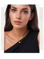 Collier lumière cylindre vue profil femme — acier inoxydable doré Maison du Collier