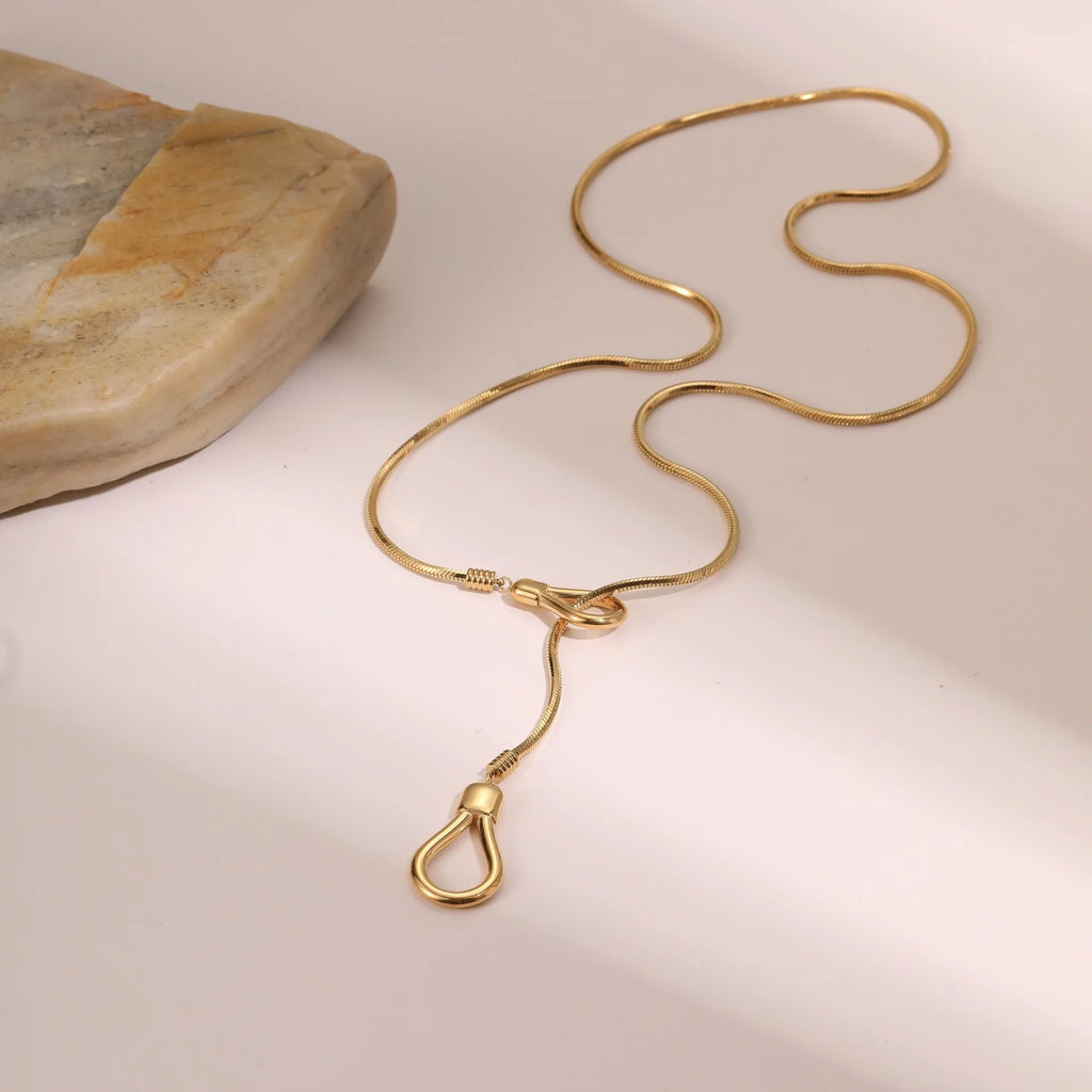 Collier onde dorée en Y vue profil femme — bijou minimaliste Maison du Collier