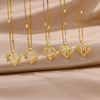 Collier lettre initiale acier inoxydable doré — vue de face Maison du Collier