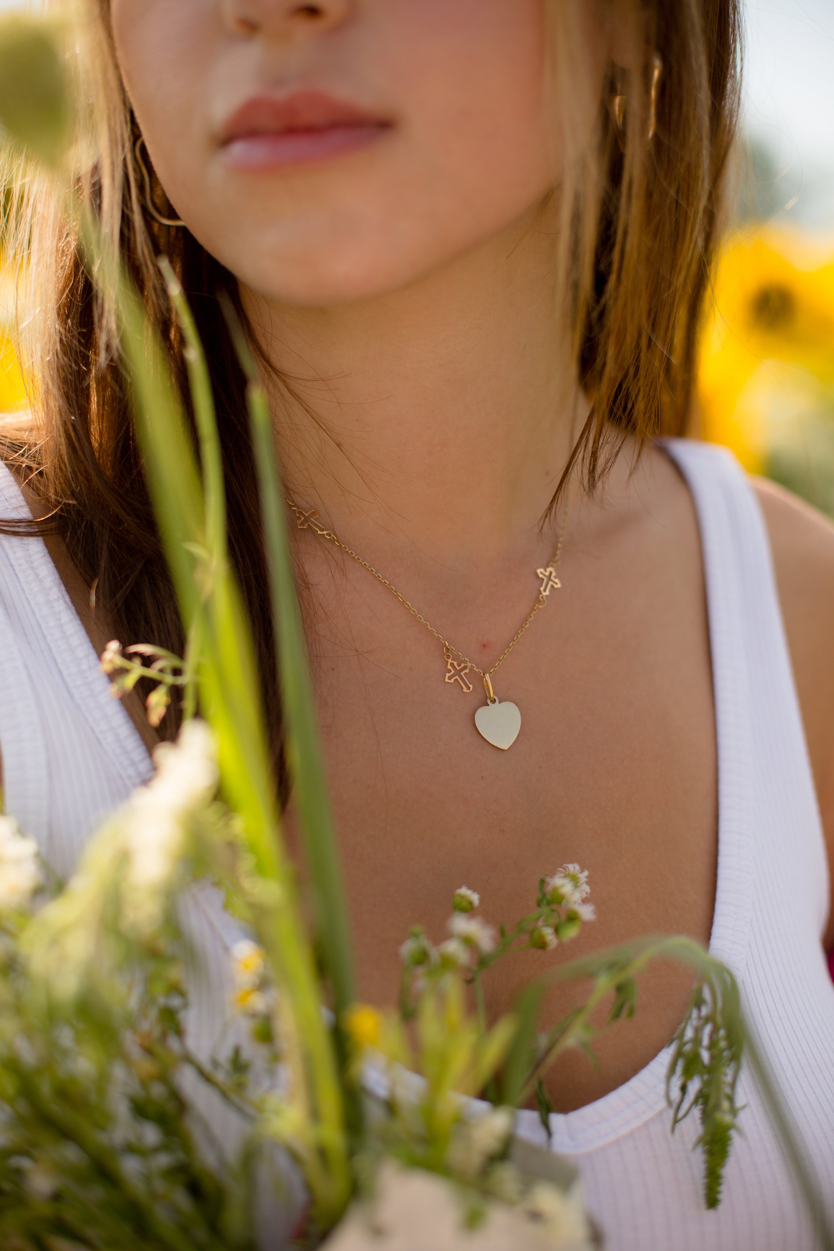 Collier doré porté sur chemise blanche – sélection Maison du Collier