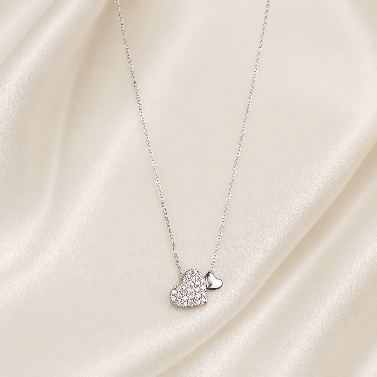 Collier cœur pavé de zircone en argent S925 présenté sur soie ivoire