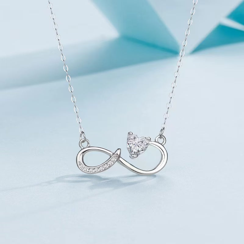 Collier infini cœur de cristal détail pendentif femme
