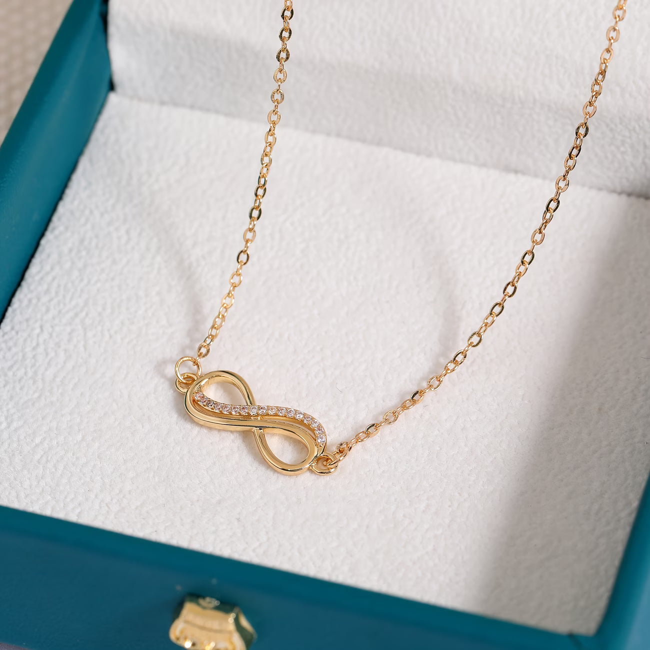 Collier infini or détail pendentif doré femme