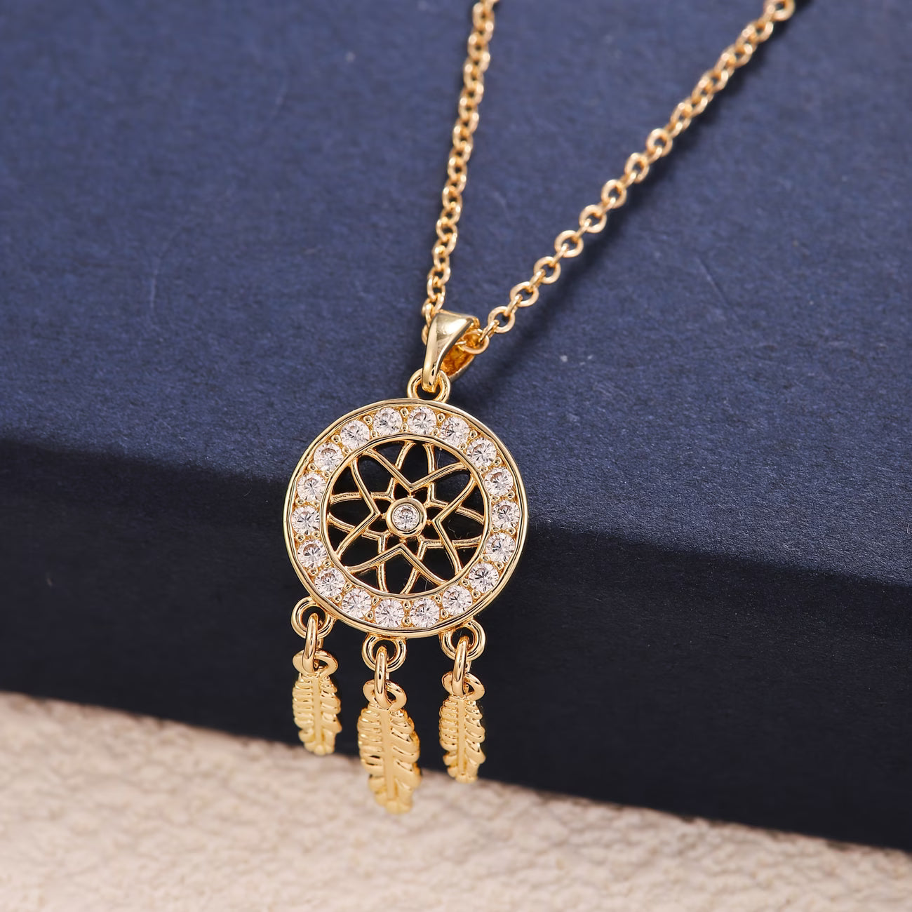 Collier lumière dorée détail chaîne dorée femme
