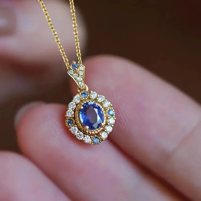 collier bleu amour maison du collier dans une main 