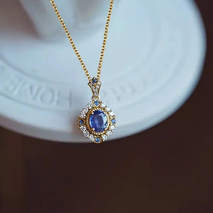 Collier bleu amour détail pendentif cristal bleu — bijou tendance femme 2026