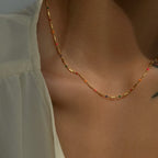 Collier bohème doré perles colorées porté, bijou tendance Maison du Collier