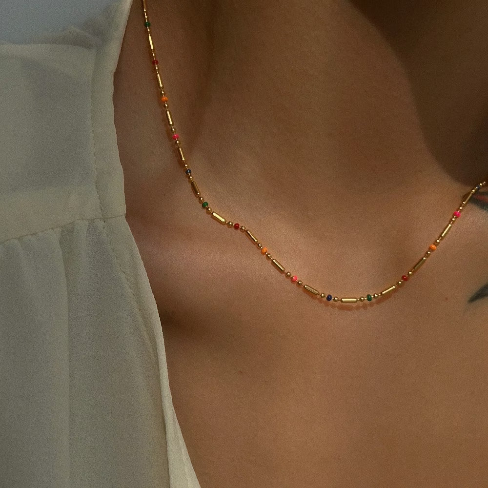 Collier bohème doré perles colorées porté, bijou tendance Maison du Collier