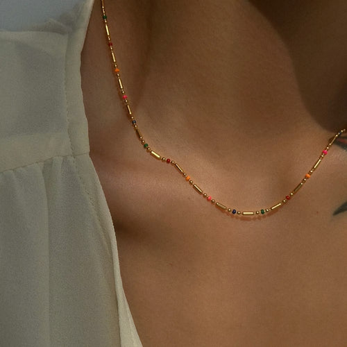 Collier bohème doré perles colorées porté, bijou tendance Maison du Collier