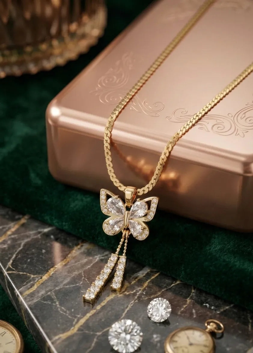 collier femme eclat papillon maison du collier doree sur fond vert or 