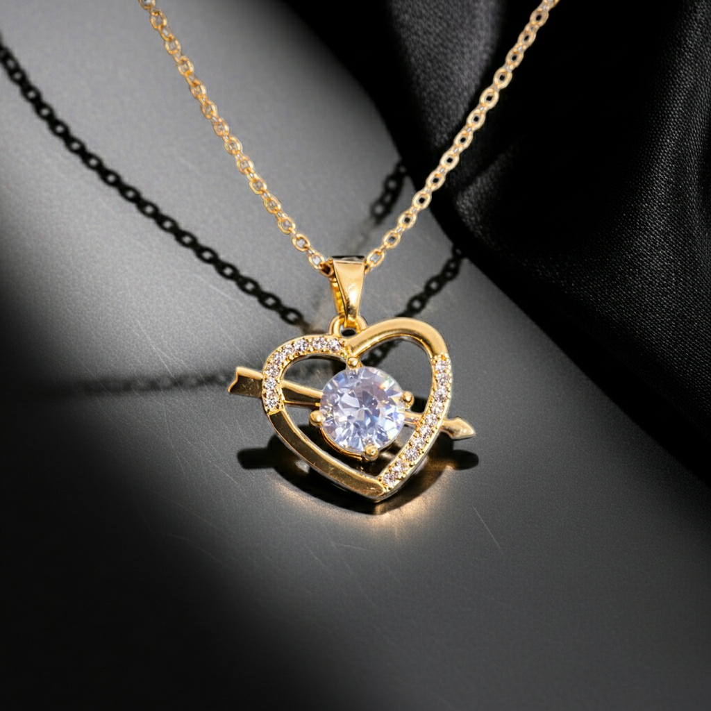 Collier Célestia doré, pendentif cœur et flèche serti de cristaux sur satin noir