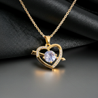 Collier Célestia doré complet avec pendentif cœur en cristal sur fond noir