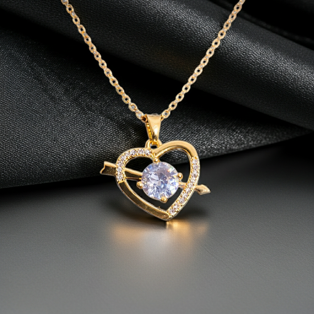Collier Célestia doré complet avec pendentif cœur en cristal sur fond noir