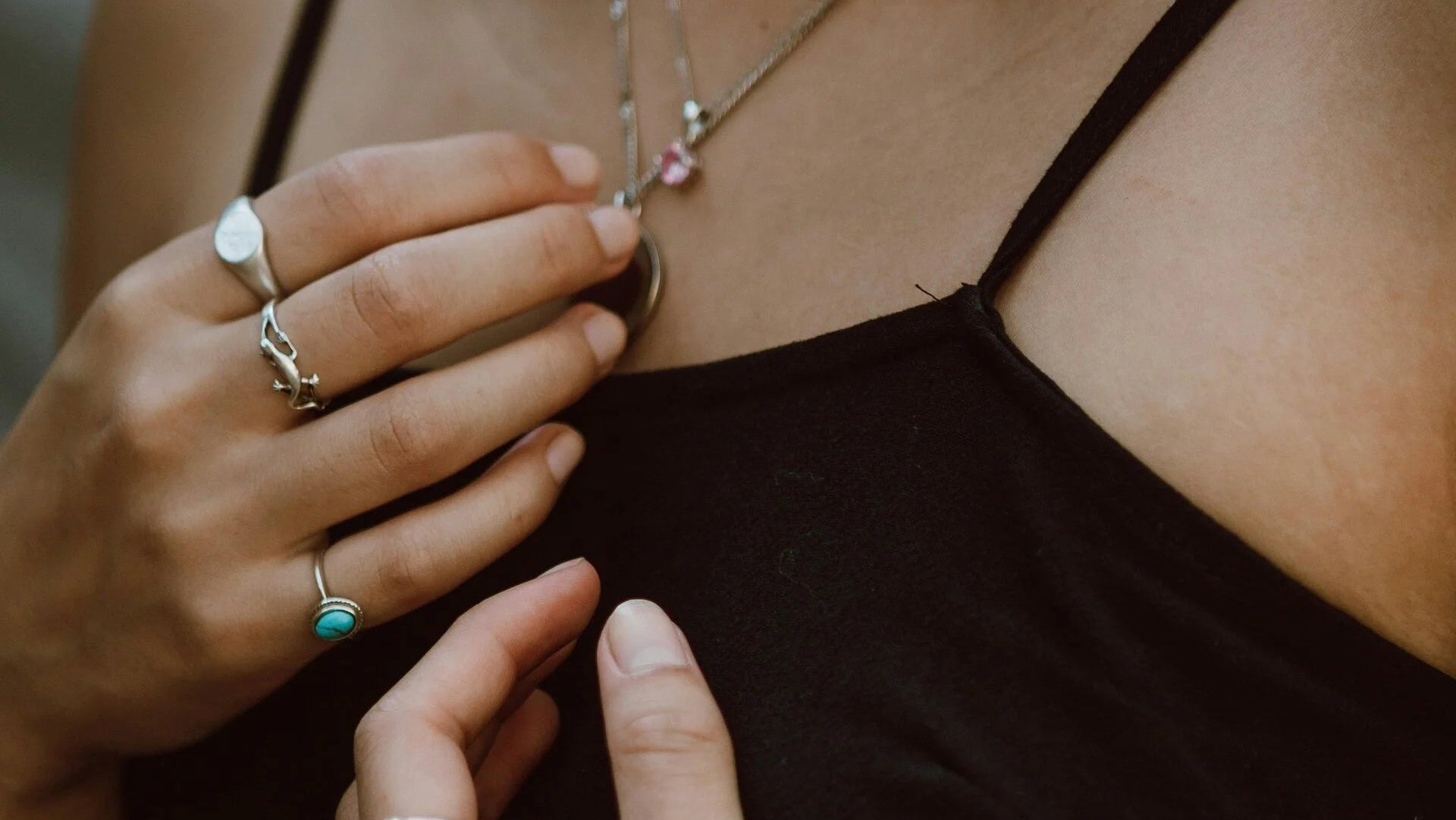 femme qui porte un collier maison du collier amour 