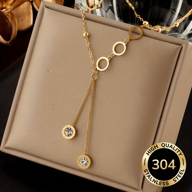 Collier Chiffres Romains Maison du Collier — vue produit fond neutre — bijou femme tendance 2026