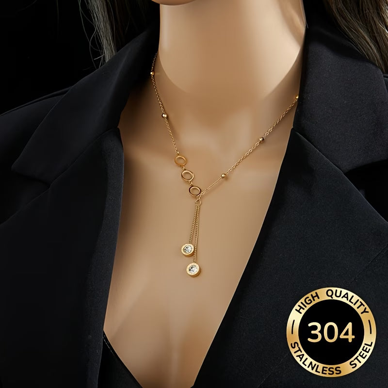 Collier chiffres romains porté sur mannequin — bijou doré femme acier inoxydable