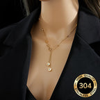 Collier chiffres romains porté sur mannequin — bijou doré femme acier inoxydable