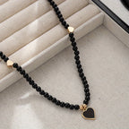 Collier perle noire ras de cou porté sur mannequin — bijou tendance femme 2026 — Maison du Collier