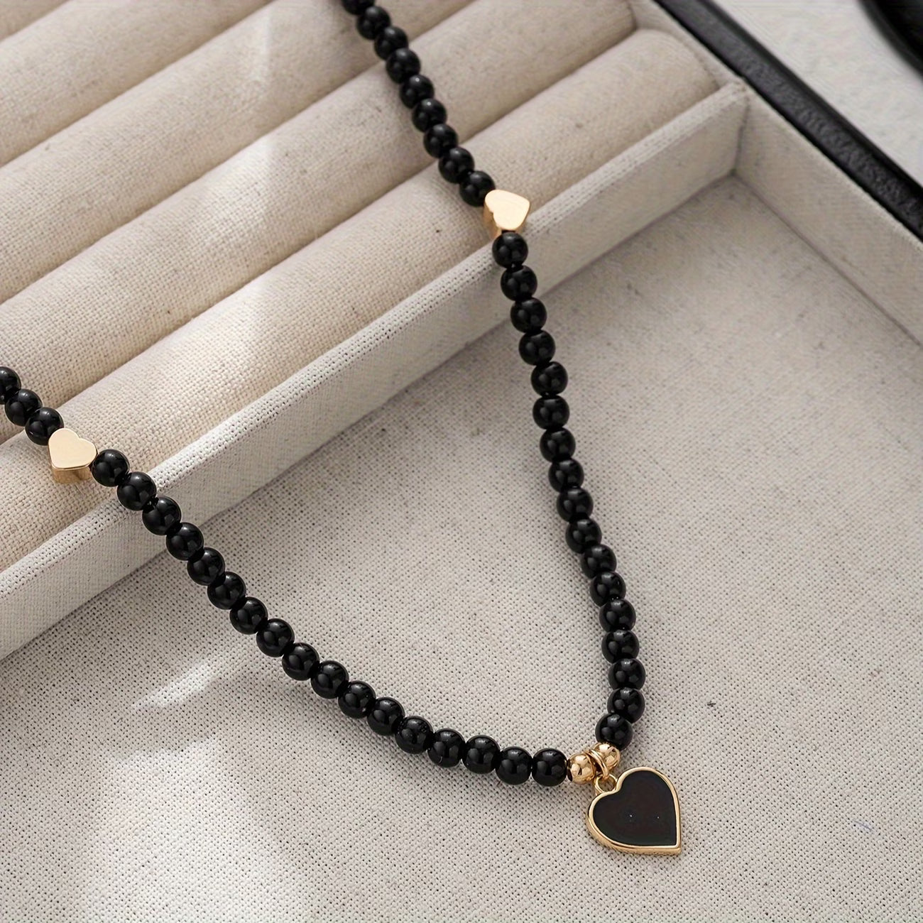 Collier perle noire ras de cou porté sur mannequin — bijou tendance femme 2026 — Maison du Collier